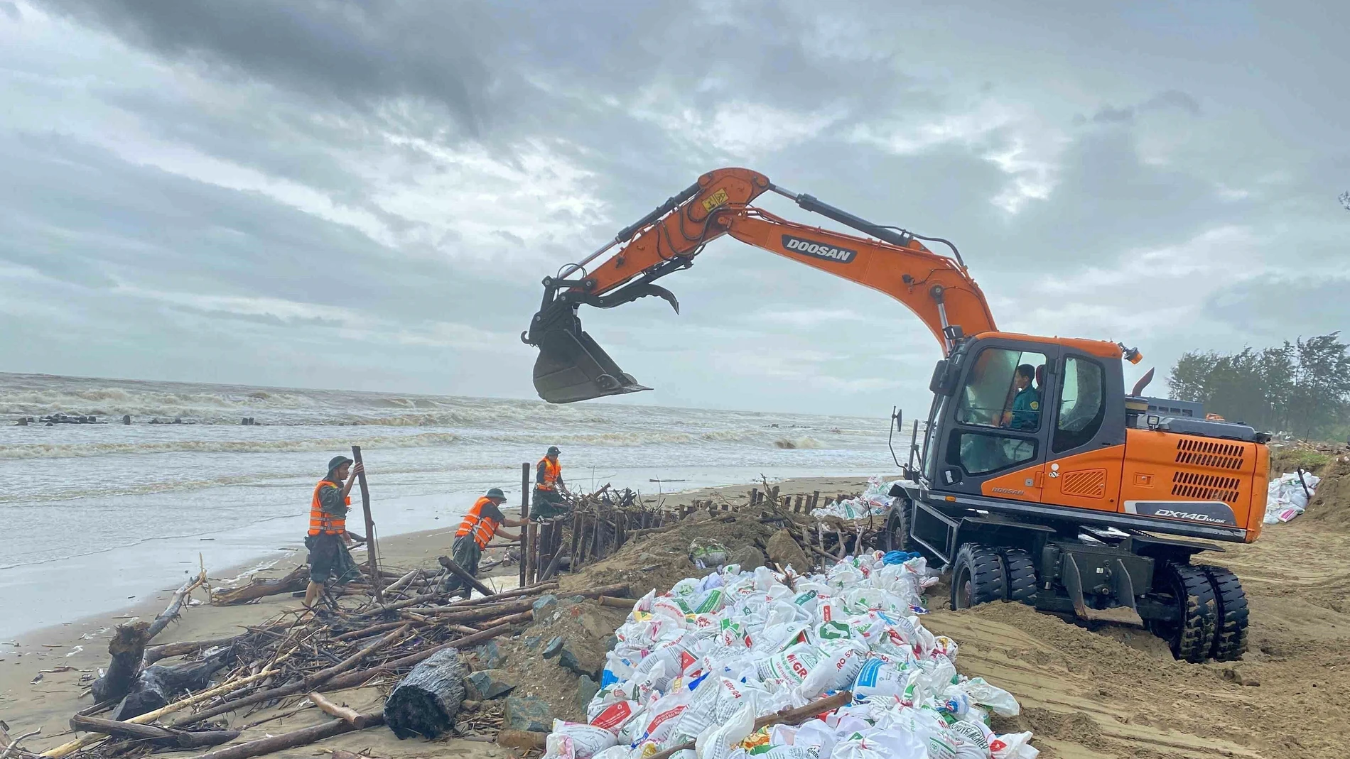 Workers reinforce dyke road ahead of Typhoon Bualoi in Ha Tinh, Vietnam Sunday, Sept. 28, 2025. (Le Huu Quyet/VNA via AP)