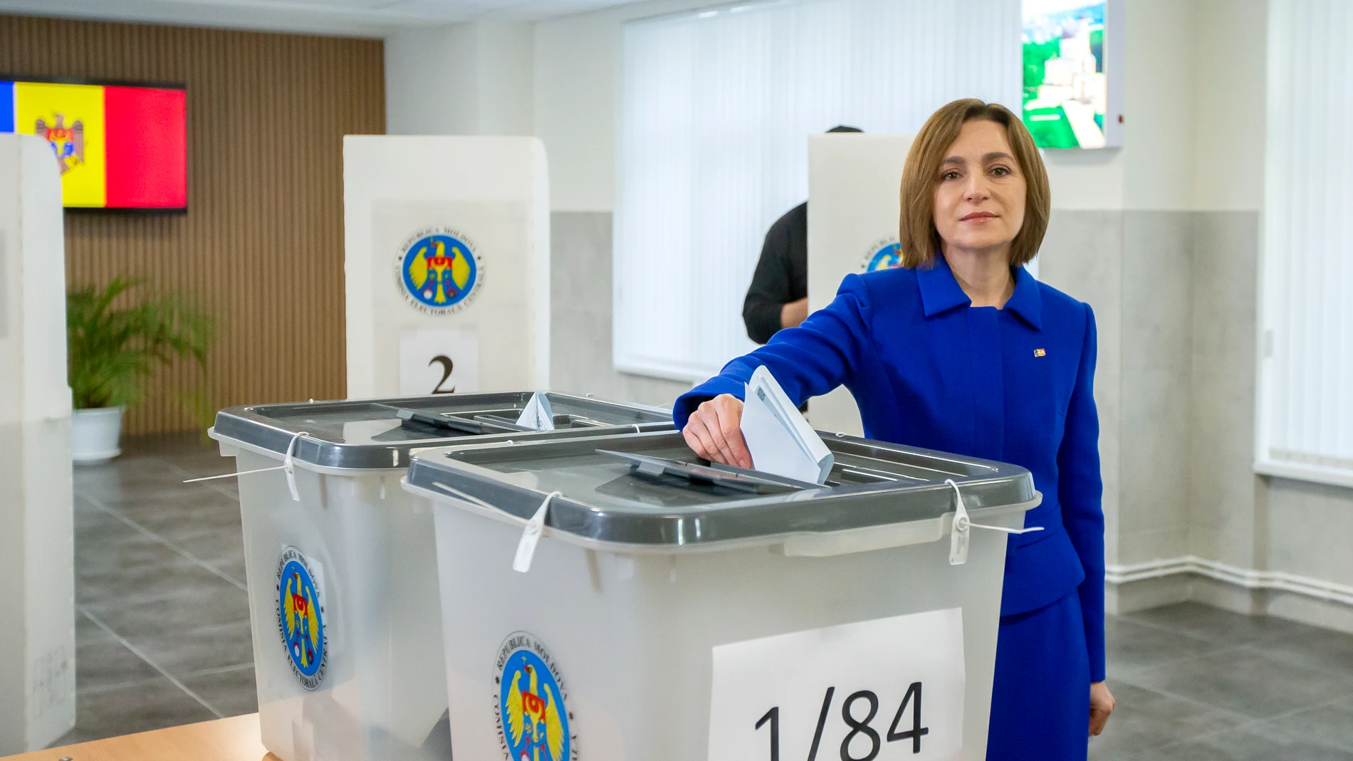 CHISINAU (MOLDOVA), 28/09/2025.- Moldova's President Maia Sandu casts her ballot at a polling station in Chisinau, Moldova, 28 September 2025. Moldova holds parliamentary elections on 28 September, in a high-stakes vote that will determine whether the country continues on its pro-European path. (Elecciones, Moldavia) EFE/EPA/DUMITRU DORU