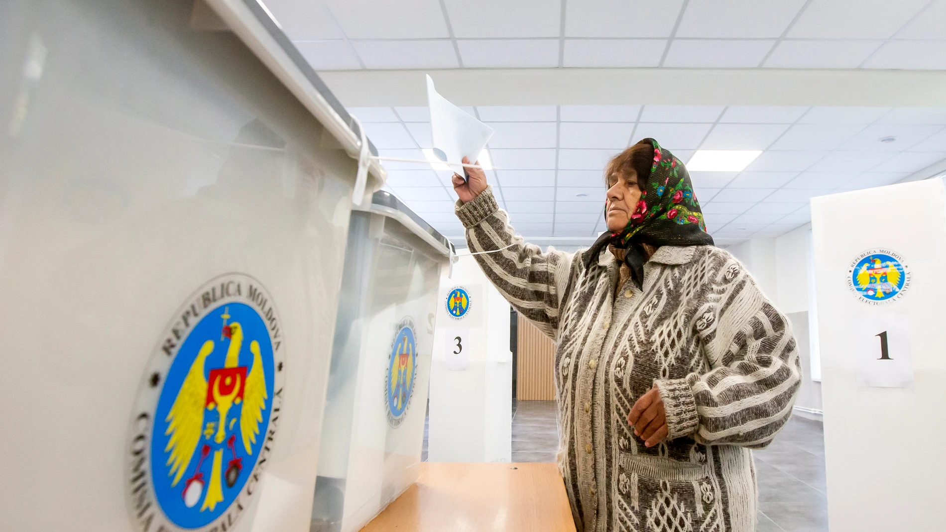 CHISINAU (MOLDOVA), 28/09/2025.- A woman casts her ballot at a polling station, in Chisinau, Moldova, 28 September 2025. Moldova holds parliamentary elections on 28 September, in a high-stakes vote that will determine whether the country continues on its pro-European path. (Elecciones, Moldavia) EFE/EPA/DUMITRU DORU