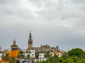 El tiempo en Sevilla Sevilla, 28/09/2025. Imagen del cielo de Sevilla hoy Domingo en un día de cambios de temperatura y pequeños chubascos. EFE / David Arjona.