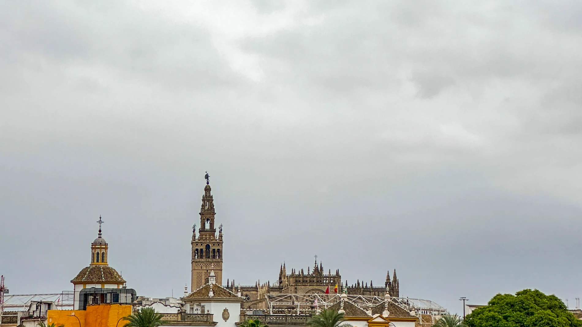 Sevilla, 28/09/2025. Imagen del cielo de Sevilla hoy Domingo en un día de cambios de temperatura y pequeños chubascos. EFE / David Arjona.