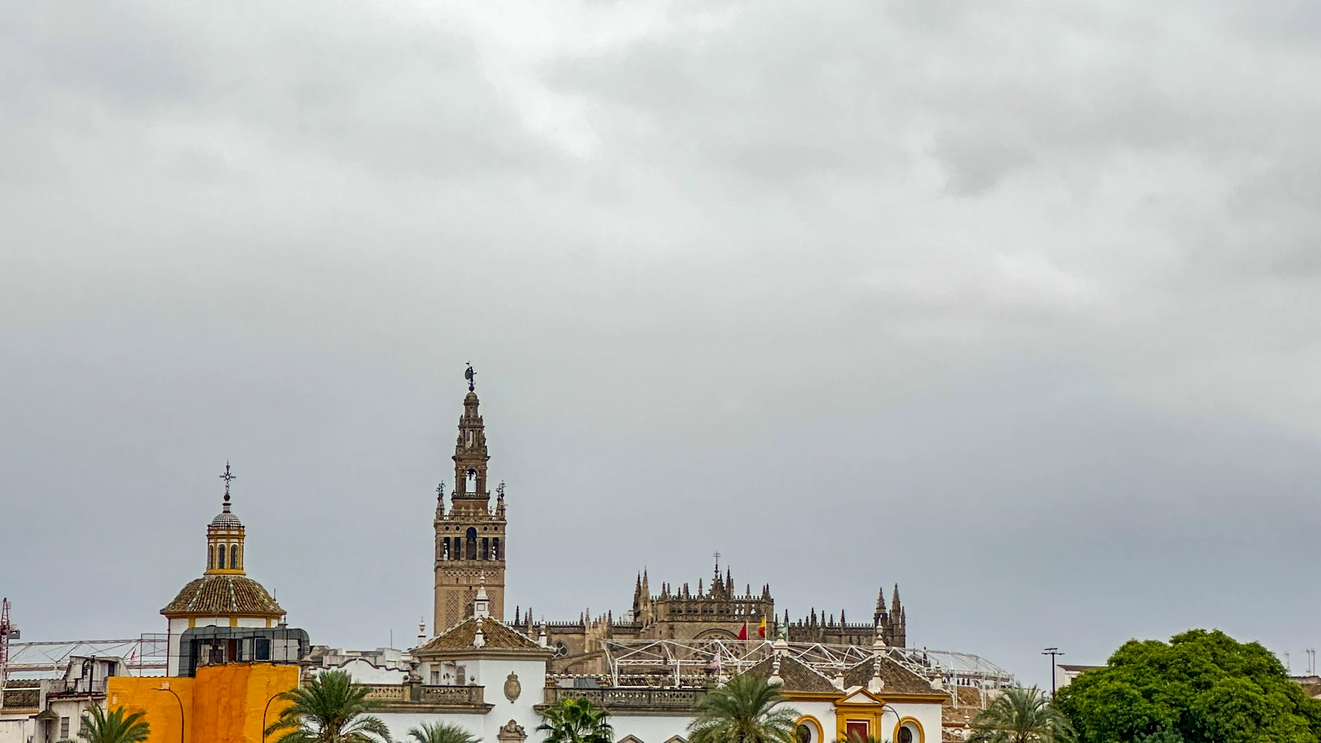Sevilla, 28/09/2025. Imagen del cielo de Sevilla hoy Domingo en un día de cambios de temperatura y pequeños chubascos. EFE / David Arjona.