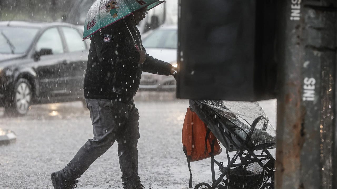 Tras una noche complicada, lo peor está por llegar: la AEMET pide extremar precauciones ante las lluvias torrenciales en Valencia