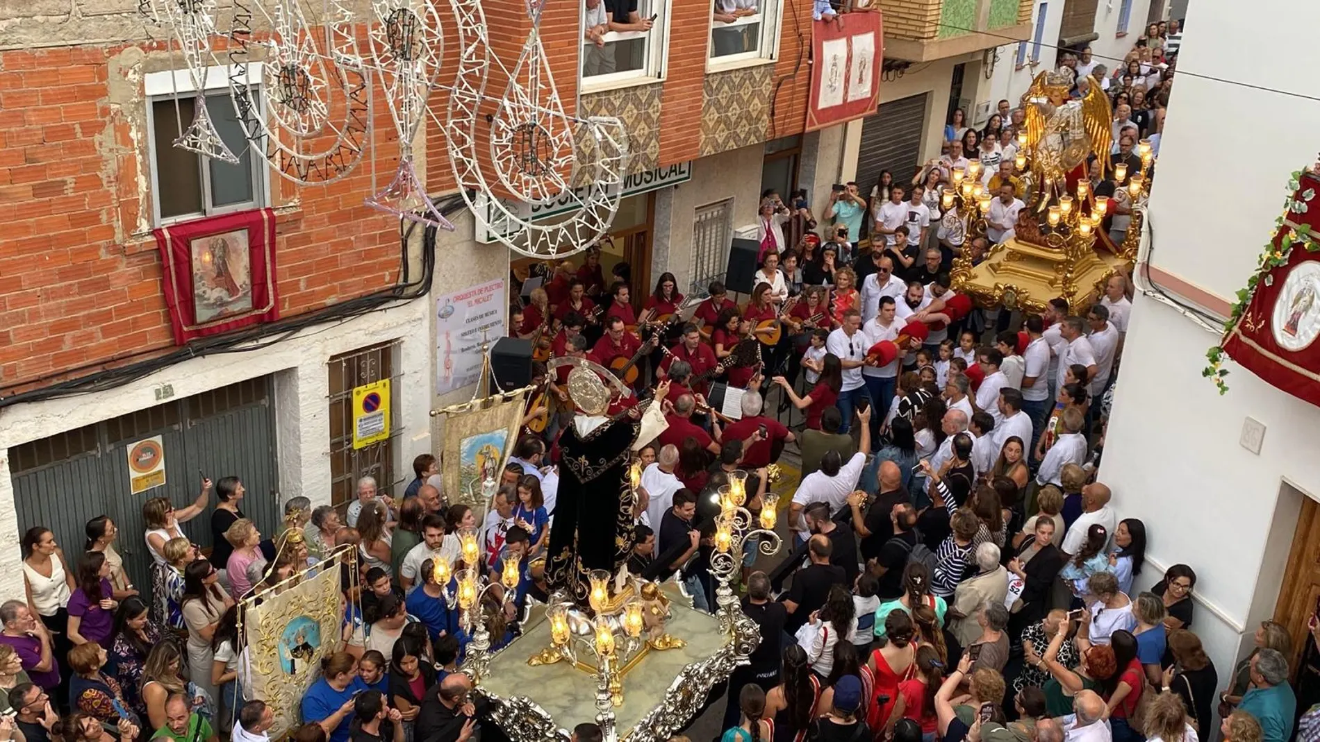 Momento de la procesión en el que Sant Miquel y Sant Vicent se encuentran