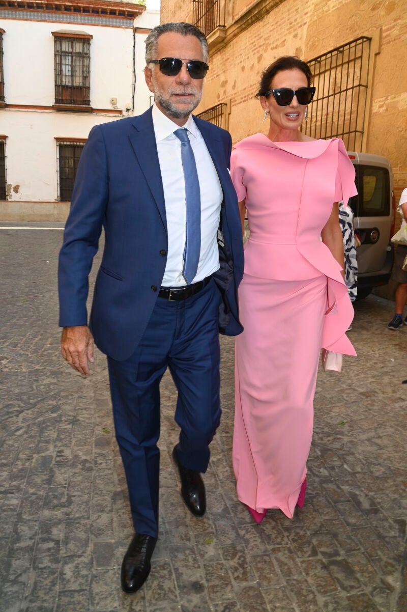 Look de invitada de Nieves Álvarez.