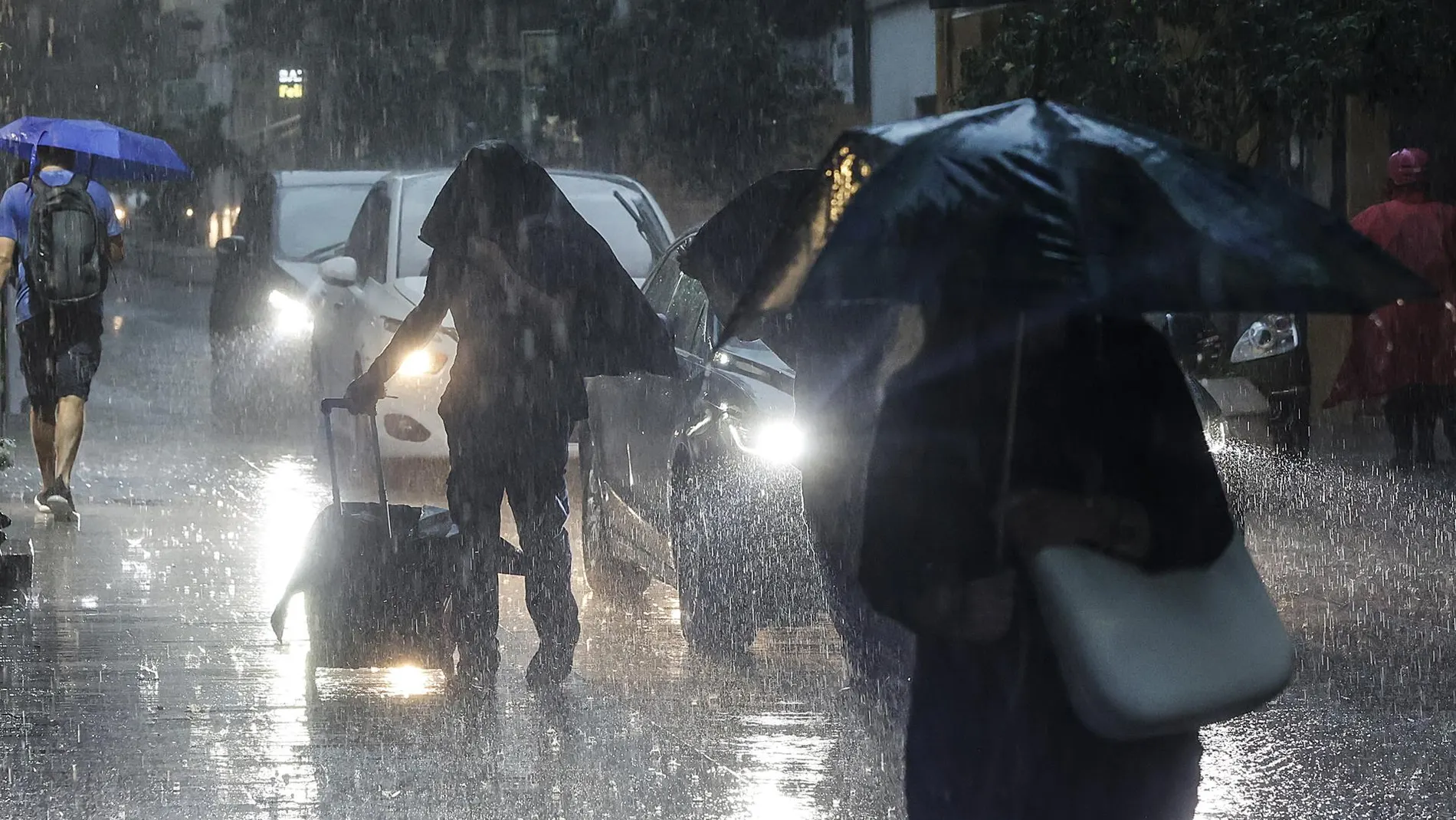 VÍDEO: AMP.- Valencia y otros municipios de la provincia suspenden clases este lunes ante la alerta roja por lluvias