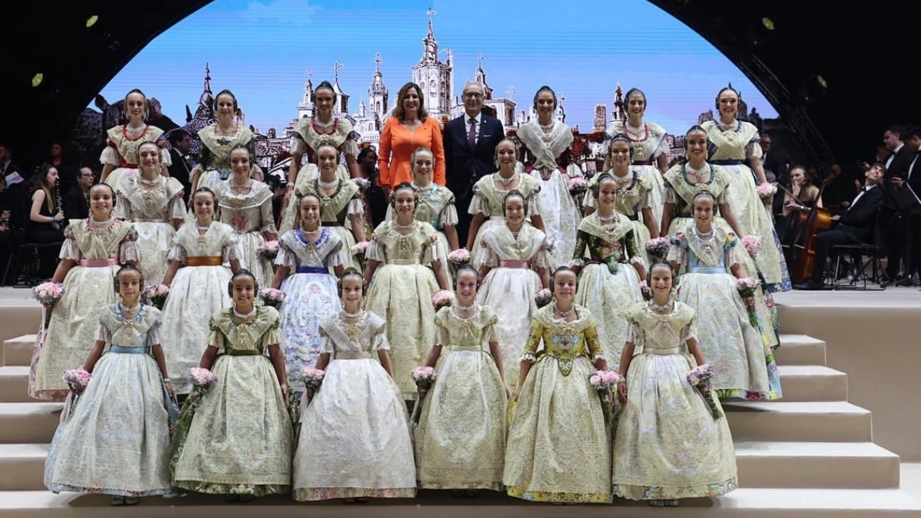 Las trece niñas y las trece jóvenes elegidas para optar a ser Falleras Mayores de Valencia en 2026