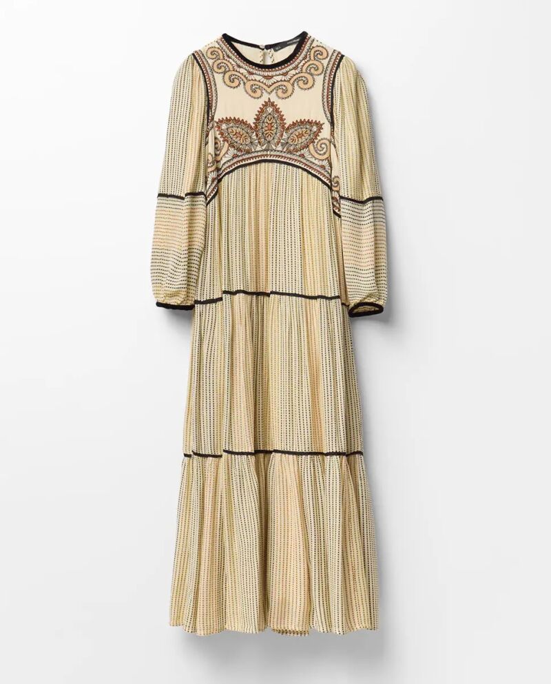 Vestido con bordados.
