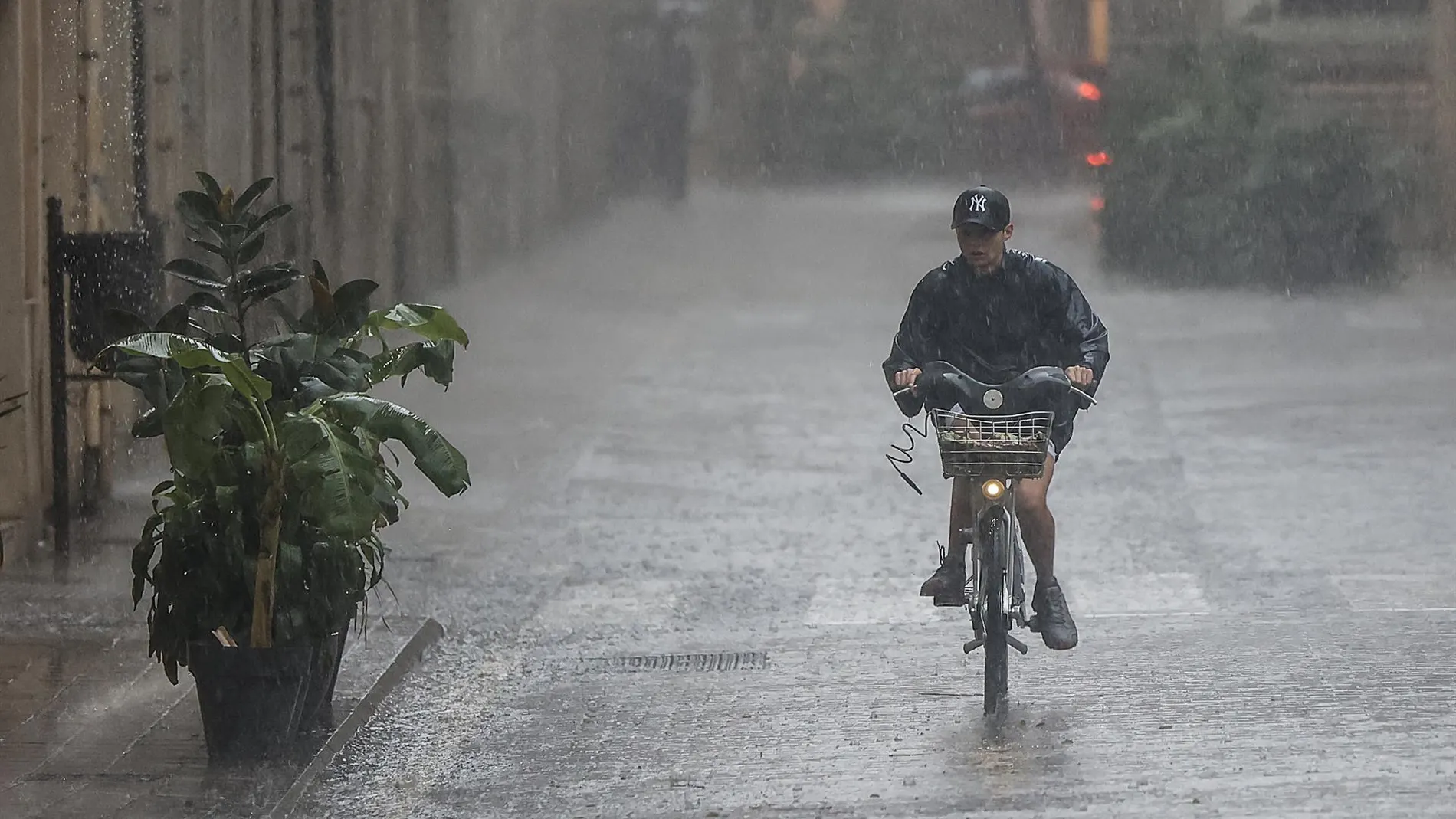 Alerta roja por lluvias este lunes en el litoral norte de Castellón y todo el litoral de Valencia