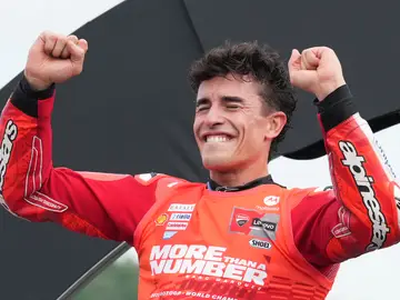 Marc Márquez, muy emocionado Spanish rider Marc Marquez of Ducati Lenovo Team celebrate after wins his seventh MotoGP title, and ninth world championship at the MotoGP Japanese Grand Prix at the Motegi circuit in Motegi, north of Tokyo, Sunday, Sept. 28, 2025. (AP Photo/Hiro Komae)