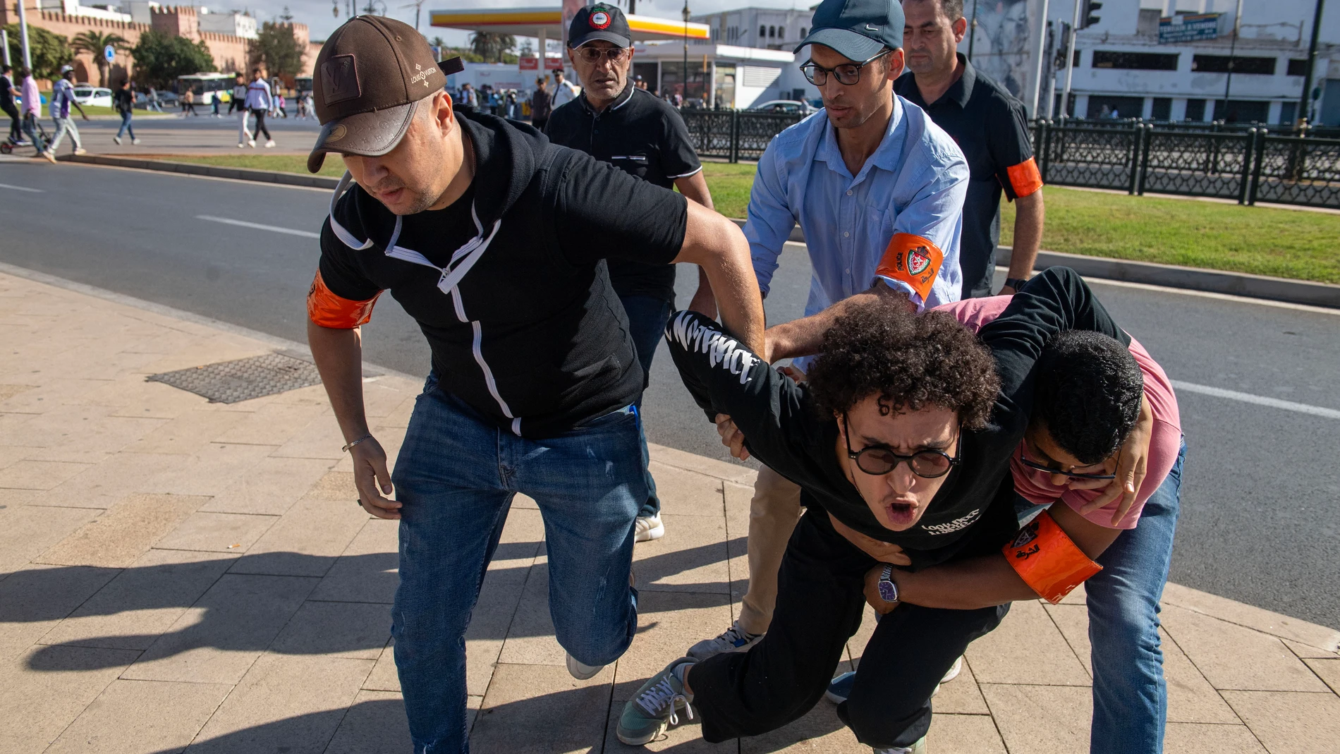 RABAT (Morocco), 28/09/2025.- Protesters face police during a demonstration in Rabat, Morocco, 28 September 2025. The rally organized by The Voice of Moroccan Youth demanded social justice and better public health and education services. (Protestas, Marruecos) EFE/EPA/JALAL MORCHIDI