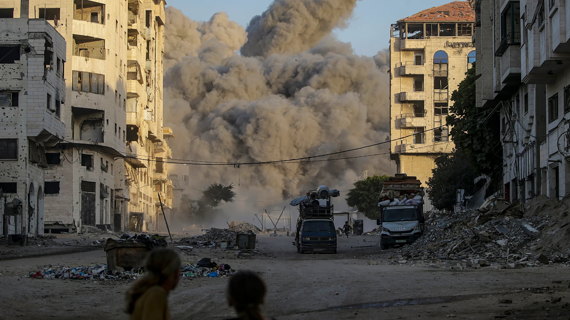 Gaza City (-), 28/09/2025.- Smoke rises at Mecca Tower following an Israeli airstrike during an Israeli military operation in Gaza City, Gaza Strip, 28 September 2025. More than 66,000 Palestinians have been killed in the Gaza Strip since October 2023, according to the Palestinian Ministry of Health, and about 1,200 Israelis have been killed since the launch of an Israeli military campaign in response to a cross-border attack by Hamas on 07 October 2023. (La meca) EFE/EPA/MOHAMMED SABER