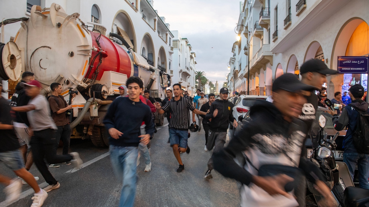 Jóvenes del movimiento marroquí "Generación Z 212" se manifiestan pacíficamente en Nador