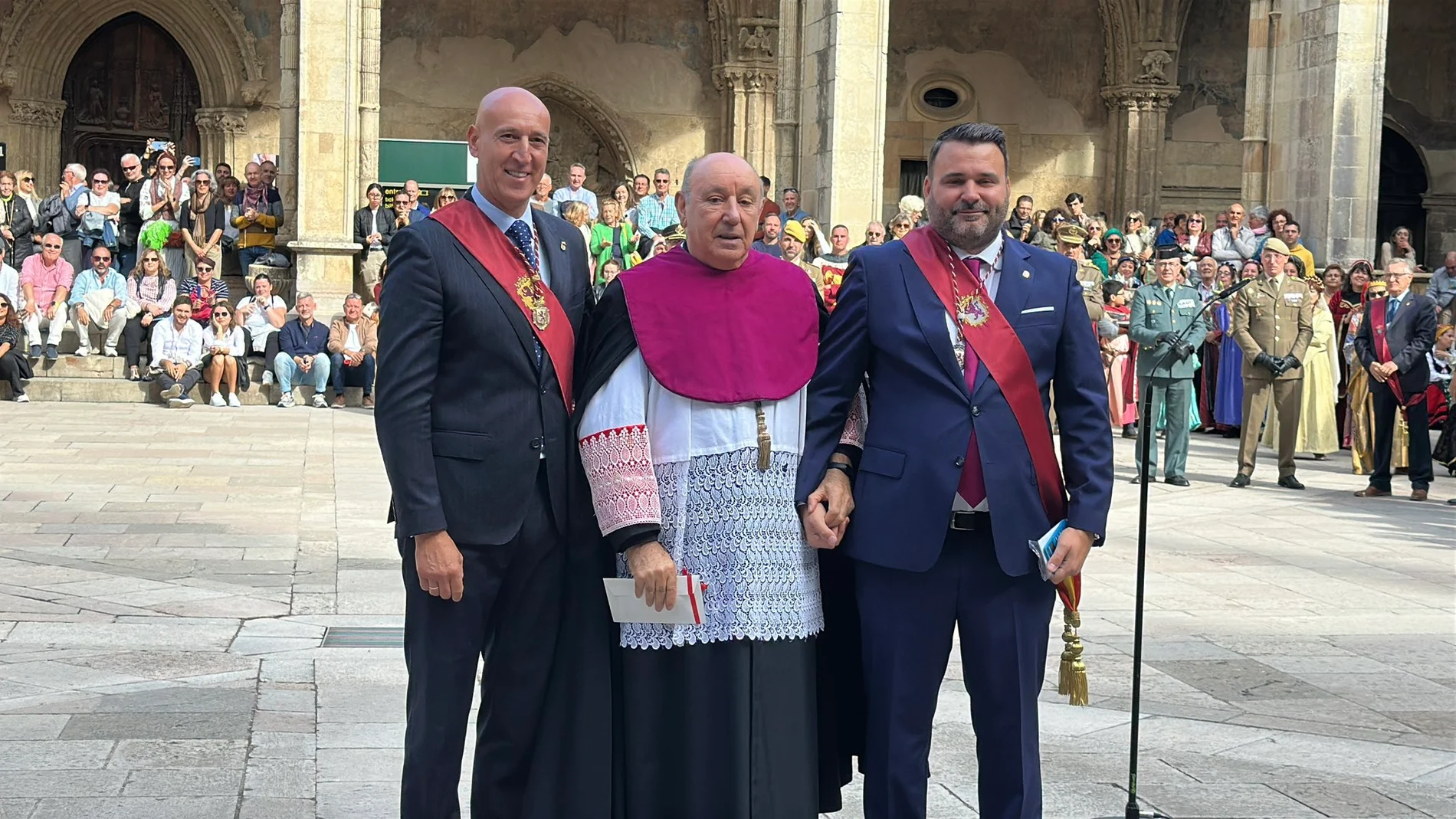 José Antonio Díez junto al sacerdote Mario González y el concejal Jon Ander Fernández