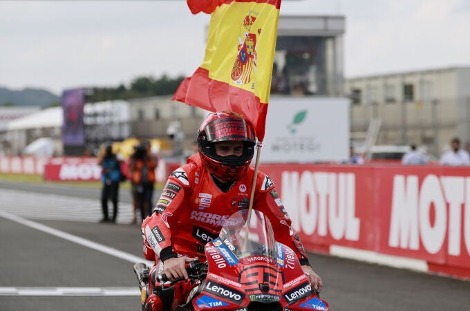 Marc Márquez pasea la bandera española en Motegi
