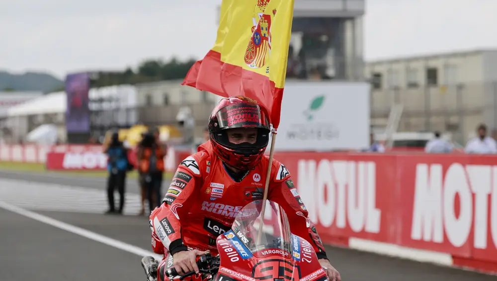 Marc Márquez pasea la bandera española en Motegi