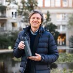 El consumo de agua embotellada genera 274 kilos de CO2