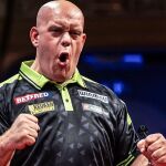Quién es Van Gerwen: la leyenda de los dardos que se lesionó poniéndose una camiseta o se mete en peleas en locales de kebabs