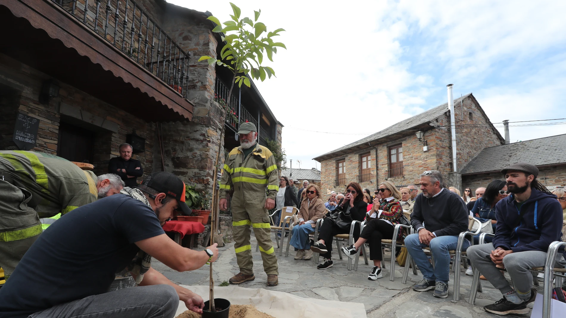 Acto de homenaje a Nacho Rumbao, el bombero forestal fallecido en Espinoso de Compludo (León)