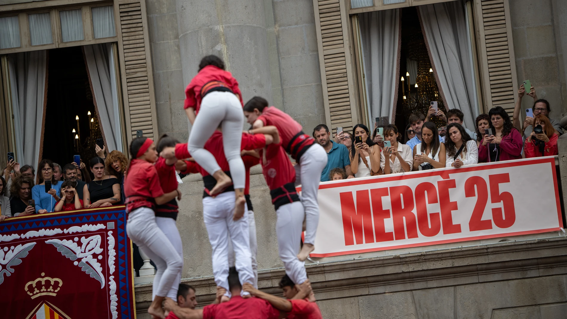 Un grupo de personas durante la Jornada de 'Castellers' de la fiesta mayor de La Mercè, en la plaza Sant Jaume, a 28 de septiembre de 2025, en Barcelona, Catalunya (España). La jornada de ‘Castellers’ de La Mercè es uno de los actos más emblemáticos de la fiesta mayor de Barcelona, reconocido por la UNESCO, donde diversas colles levantan espectaculares torres humanas en la plaza Sant Jaume. El evento reúne a cientos de participantes y espectadores, mostrando tradición, trabajo en equipo y cul...