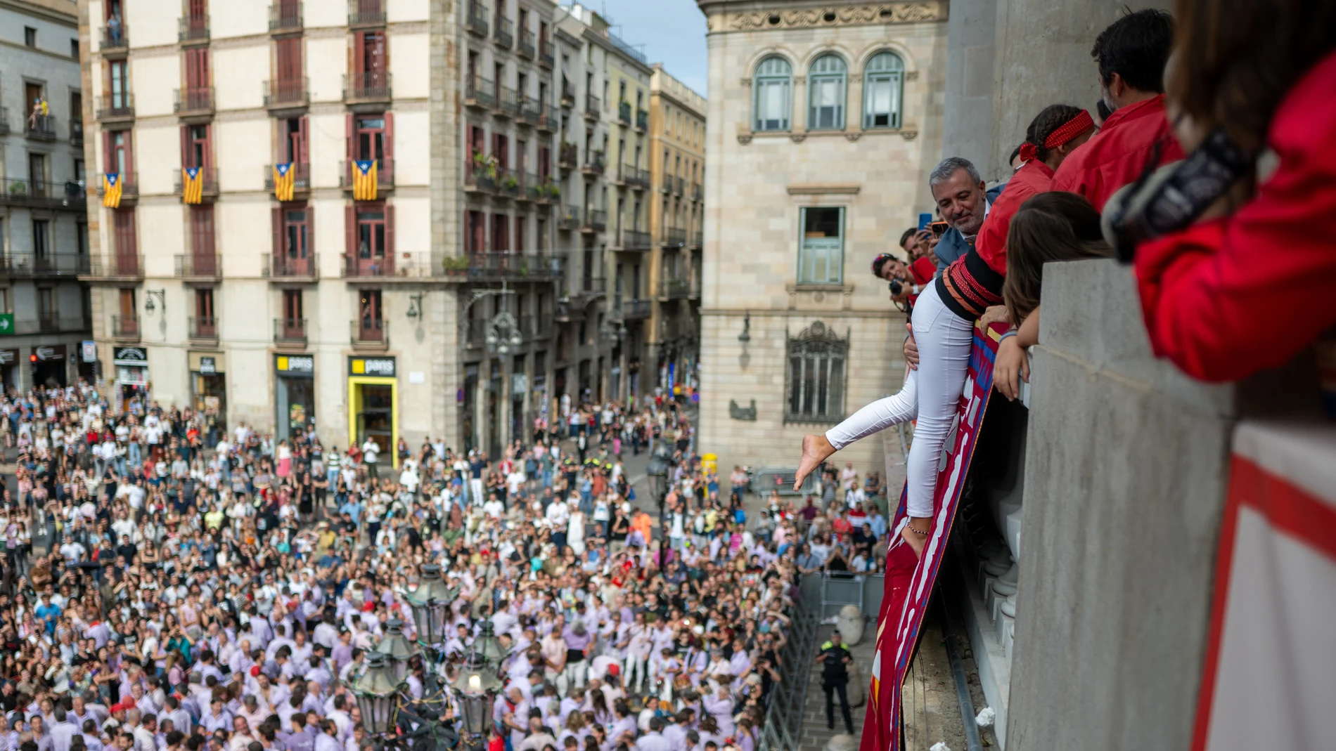El alcalde de Barcelona, Jaume Collboni (c), durante la Jornada de 'Castellers' de la fiesta mayor de La Mercè, en la plaza Sant Jaume, a 28 de septiembre de 2025, en Barcelona, Catalunya (España). La jornada de ‘Castellers’ de La Mercè es uno de los actos más emblemáticos de la fiesta mayor de Barcelona, reconocido por la UNESCO, donde diversas colles levantan espectaculares torres humanas en la plaza Sant Jaume. El evento reúne a cientos de participantes y espectadores, mostrando tradición,...