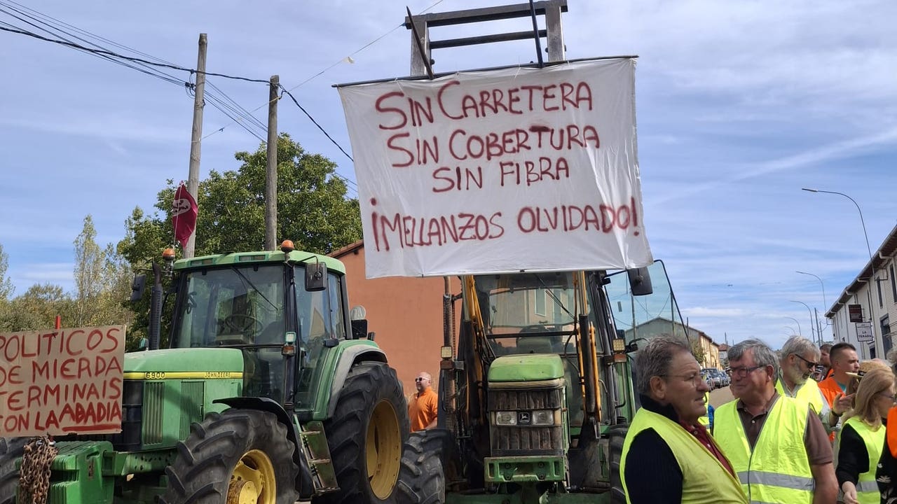 Grietas, sin drenaje y un asfalto muy deteriorado: La carretera de la discordia que enfurece a varios pueblos de León