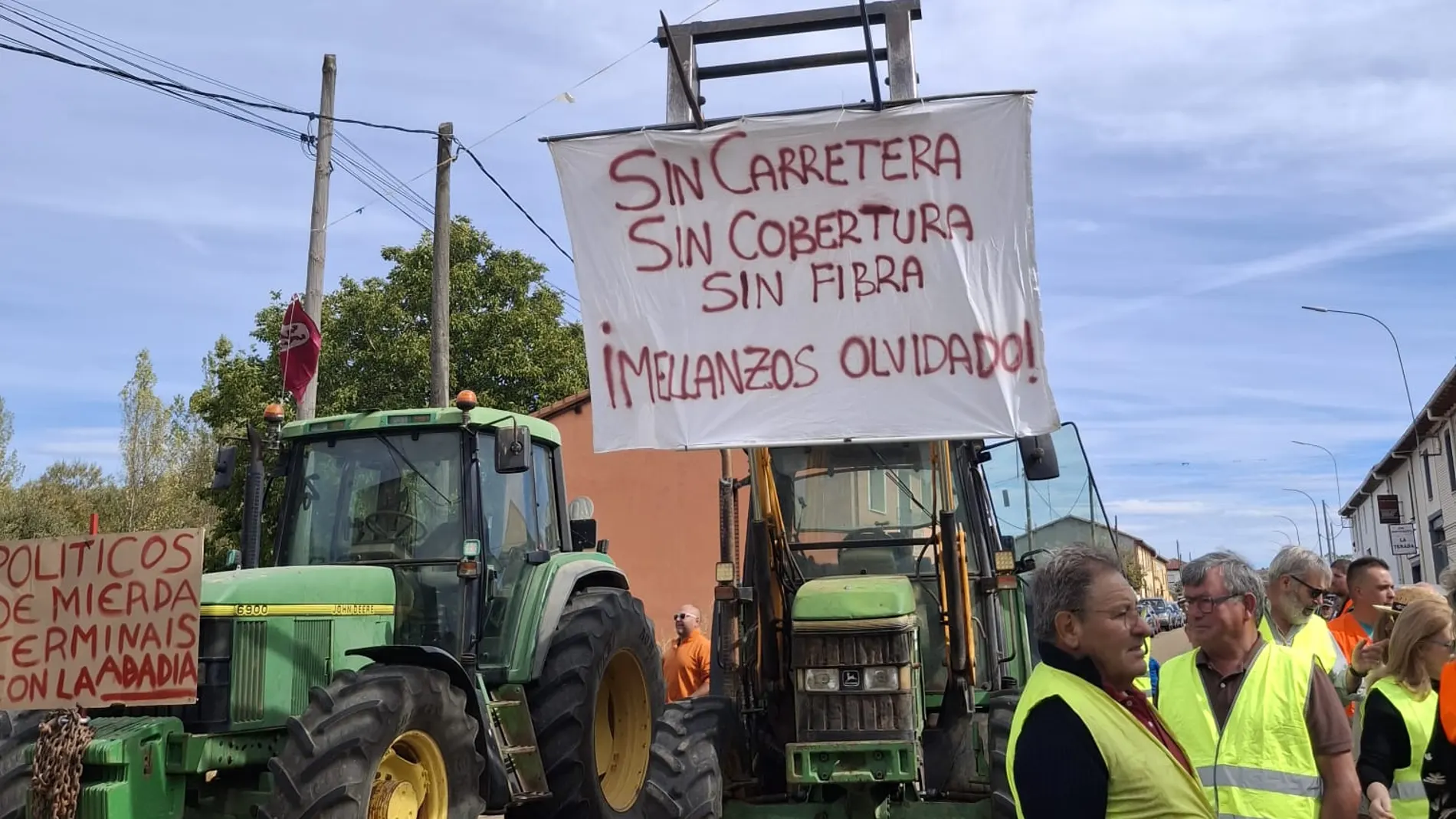 VVecinos de Gradefes (León) se manifiestan para reclamar el arreglo de la carretera LE-213