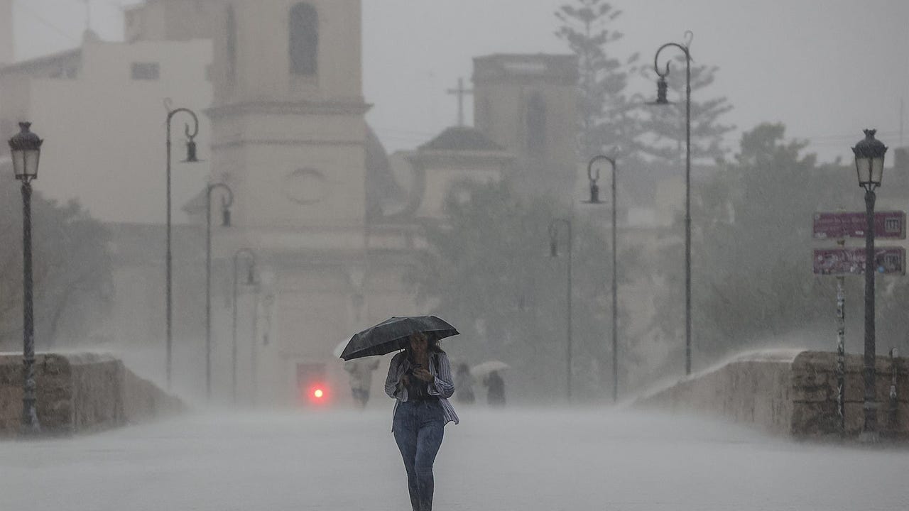 Última hora de las lluvias torrenciales en España, en directo: la AEMET avisa de peligro de DANA en Valencia y Cataluña