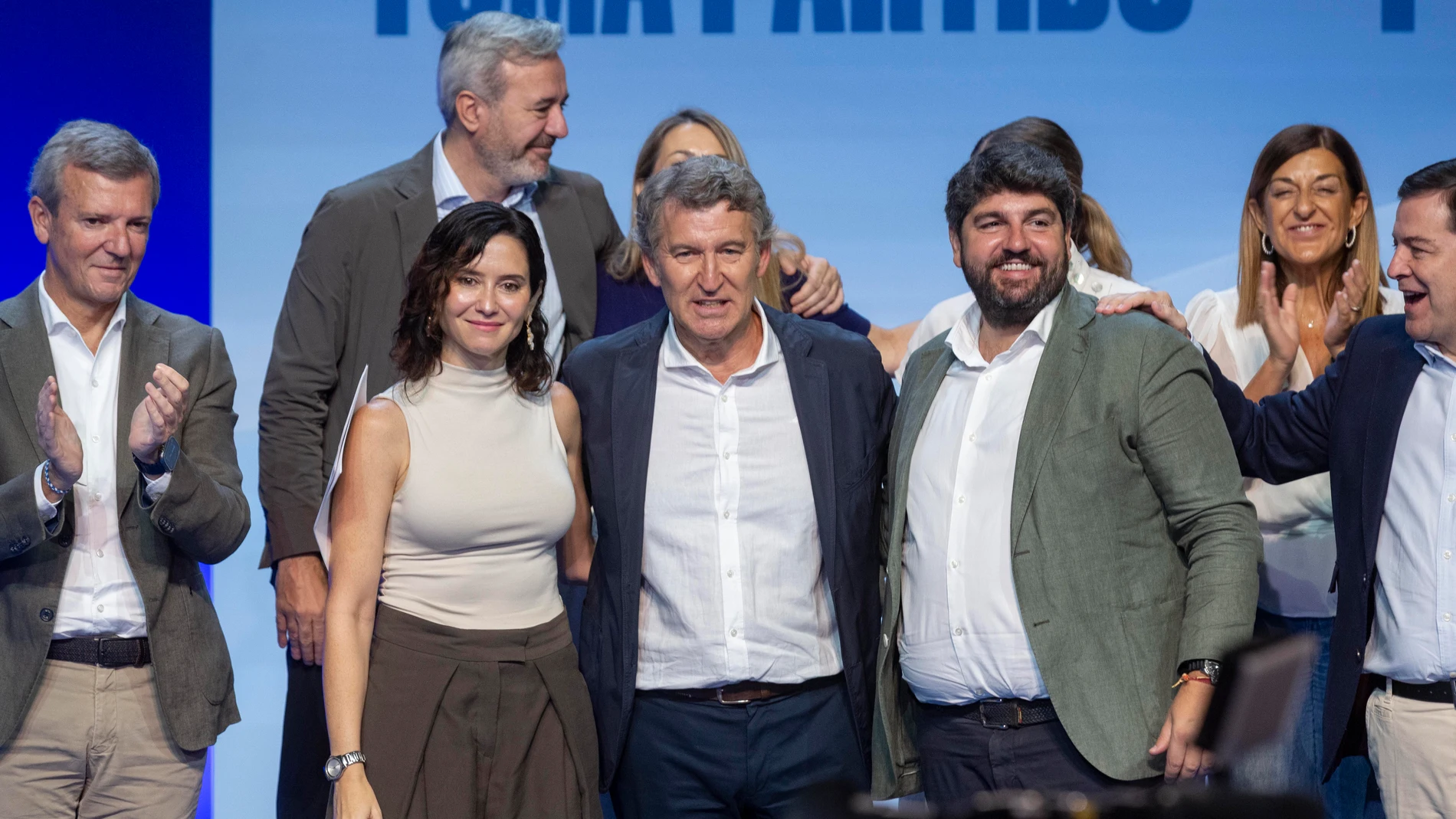 MUR01.MURCIA, 28/09/2025.- El presidente del PP Alberto Nuñez Fejóo (c), la presidenta de la Comunidad de Madrid Isabel Díaz Ayiso (2i), de Galicia Alfonso Rueda (i) y de Murcia Fernando López Miras (2d), entre otros, durante el acto de clausura del encuentro que ha reunido este fin de semana con los barones de su partido Murcia, este domingo en el Teatro Circo de Murcia. EFE/Marcial Guillén
