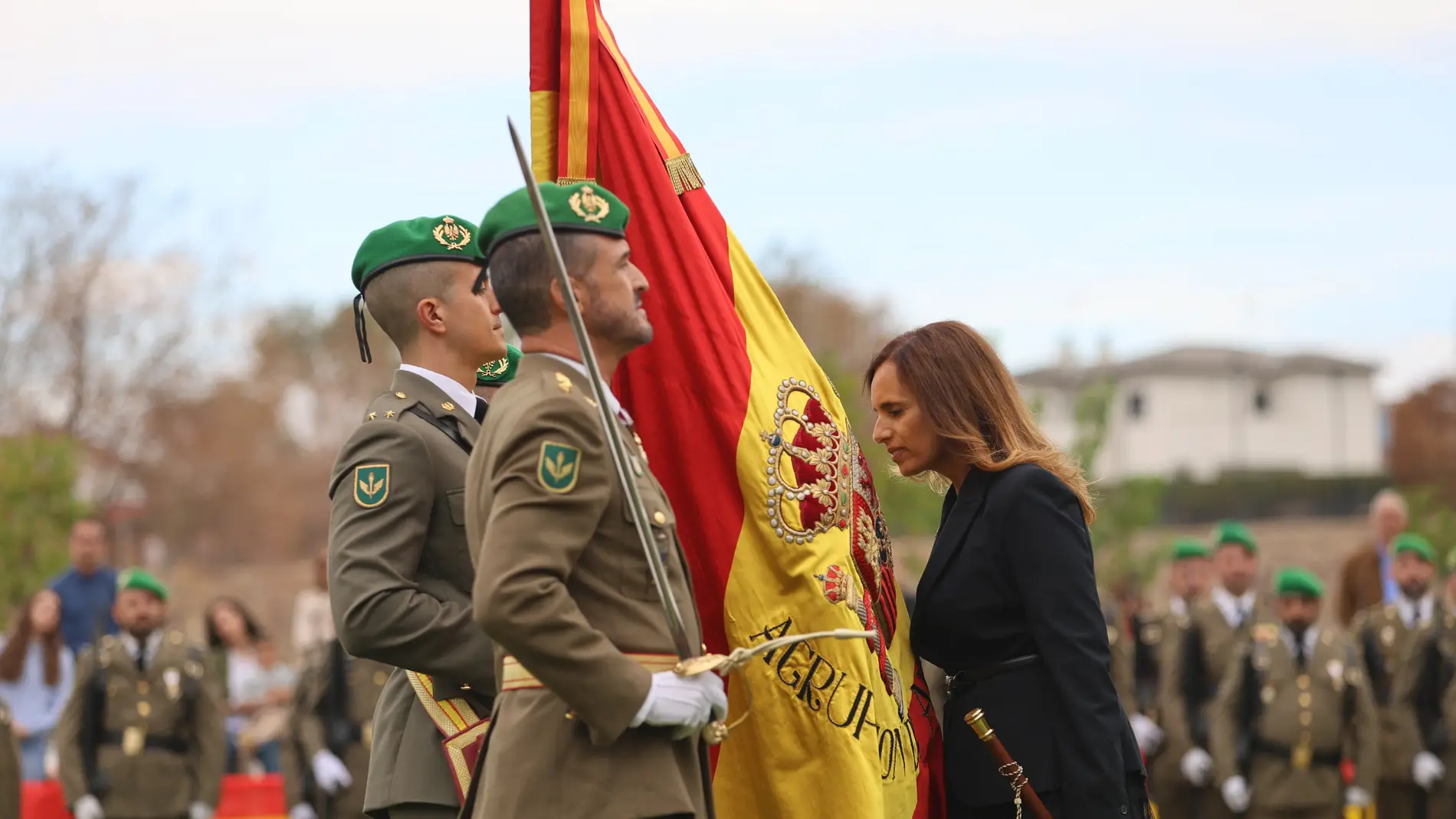 La alcaldesa de Santovenia de Pisuerga, María Antonio López, jura bandera