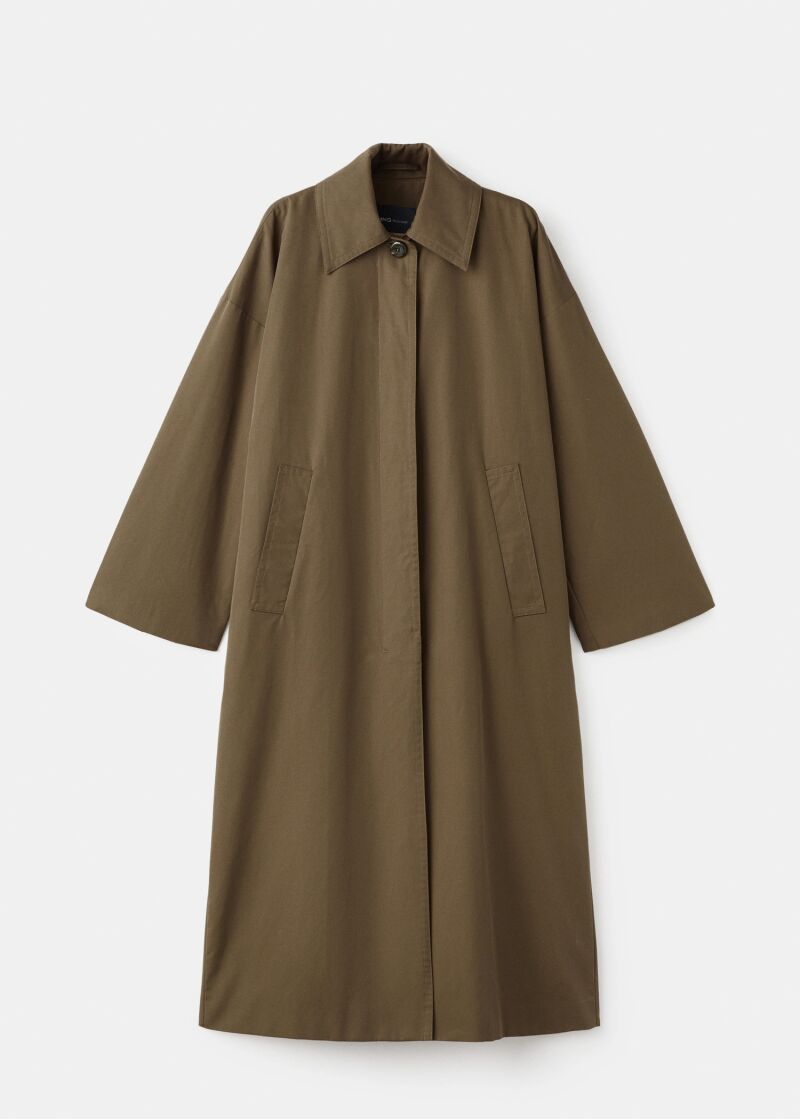 Gabardina en caqui.