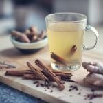 Por qué el té de canela justo después de comer está triunfando entre los expertos en bienestar
