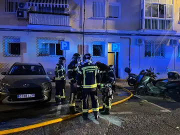 Sucesos.- Muere un hombre y otro resulta herido en el incendio de una vivienda en el distrito madrileño de Latina Ddd REMITIDA / HANDOUT por EMERGENCIAS MADRID Fotografía remitida a medios de comunicación exclusivamente para ilustrar la noticia a la que hace referencia la imagen, y citando la procedencia de la imagen en la firma 28/09/2025