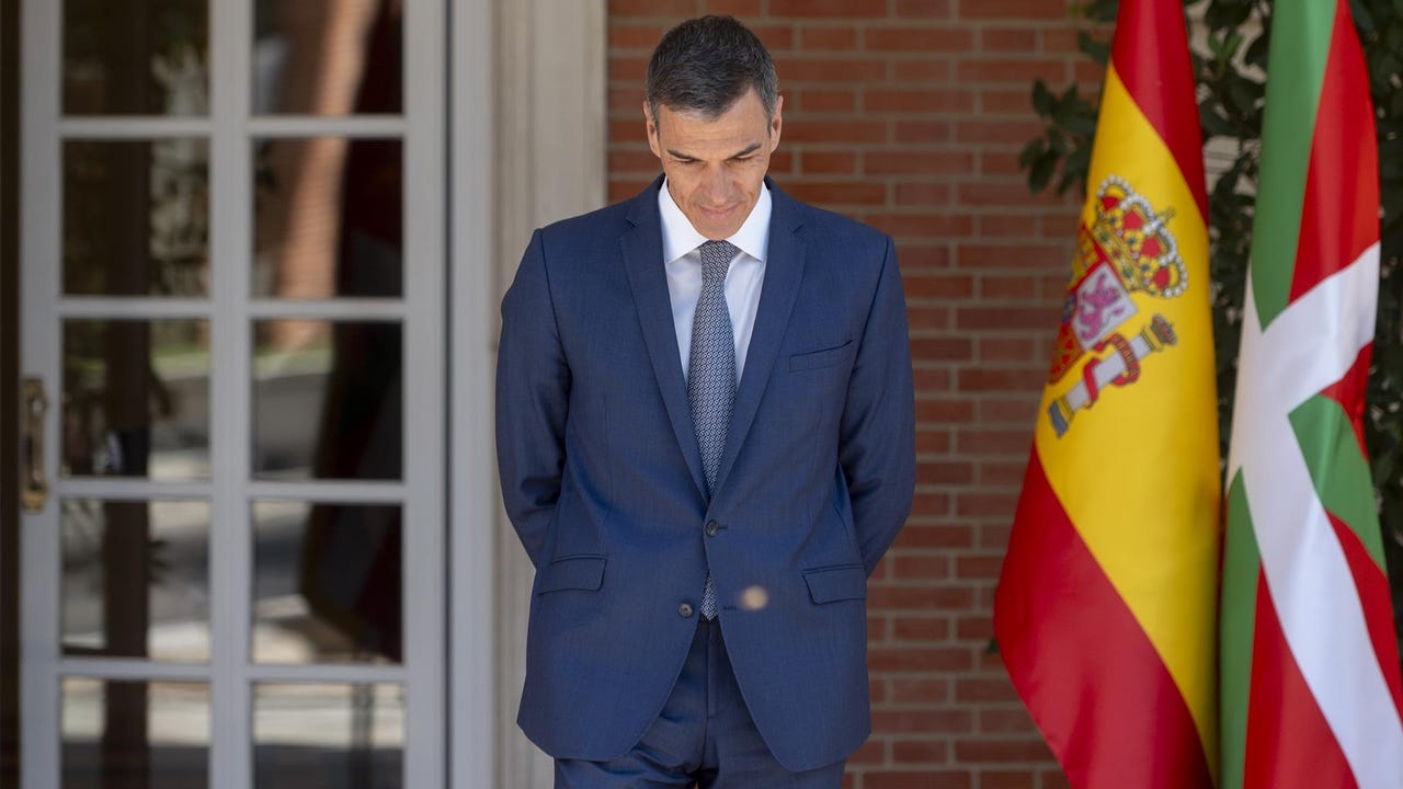 El Gobierno alienta una encuesta de Iván Redondo que emula los números del CIS y desinfla al PP