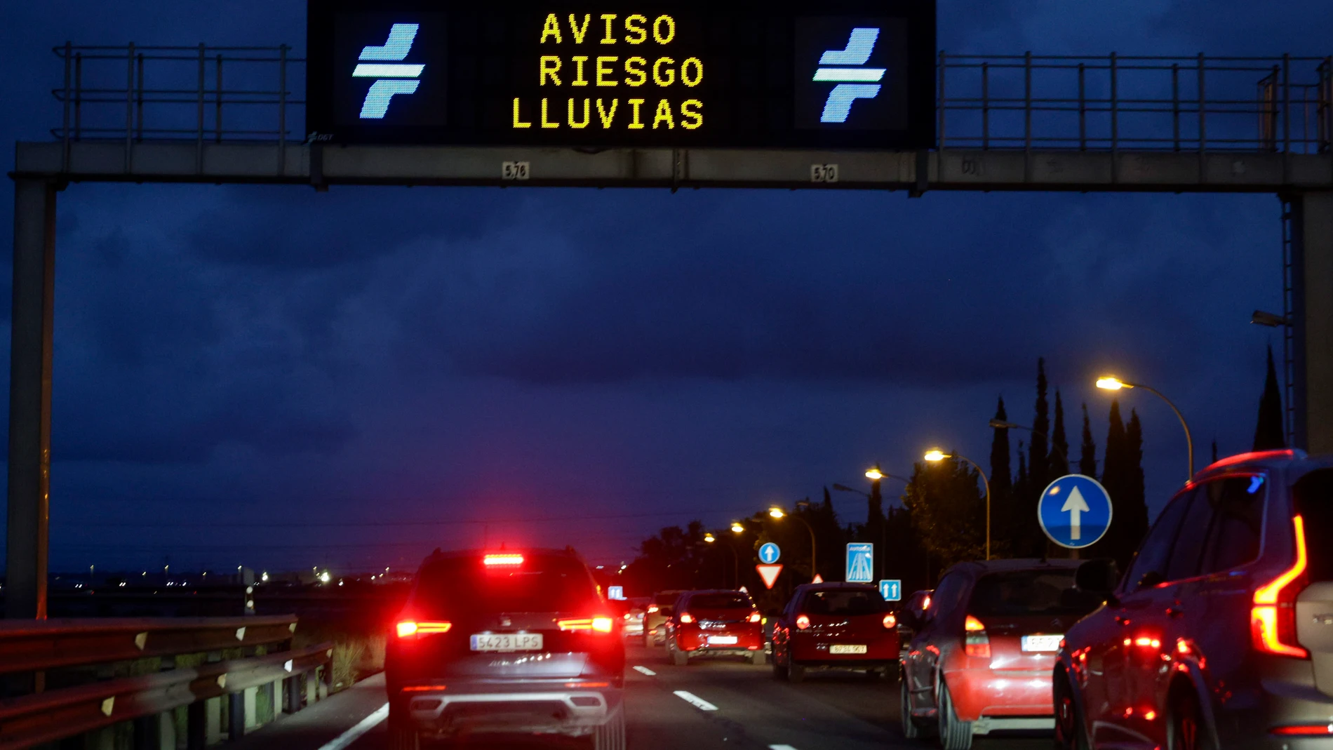 VALENCIA, 28/09/2025.- Varios coches transitan la V30 en Valencia en la que los carteles avisan del riesgo de lluvias, este domingo. EFE/Kai Forsterling