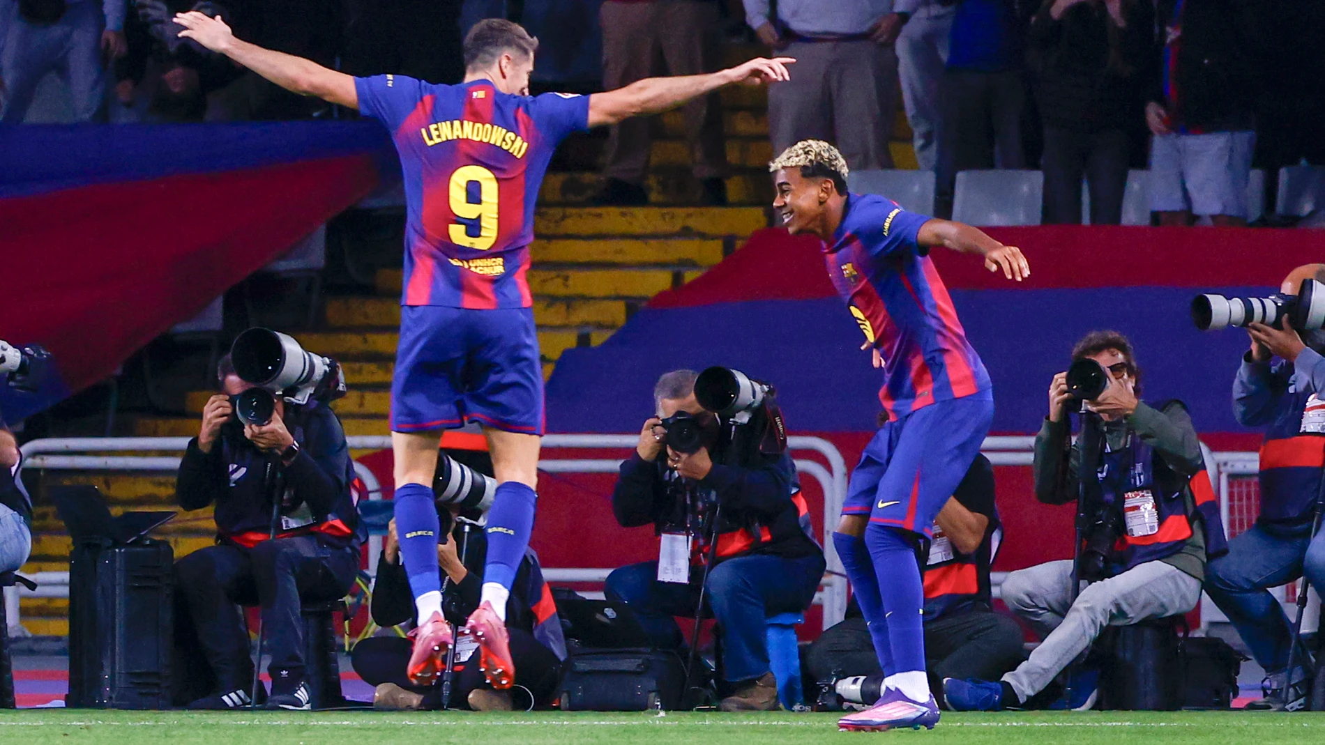 BARCELONA, 28/09/2025.- Los jugadores del FC Barcelona, el polaco Robert Lewandowski (i) y Lamine Yamal, celebran el segundo gol del equipo blaugrana durante el encuentro correspondiente a la séptima jornada de Liga EA Sports que FC Barcelona y Real Sociedad disputan este domingo en el estadio de Montjuic, en Barcelona. EFE/Quique García.