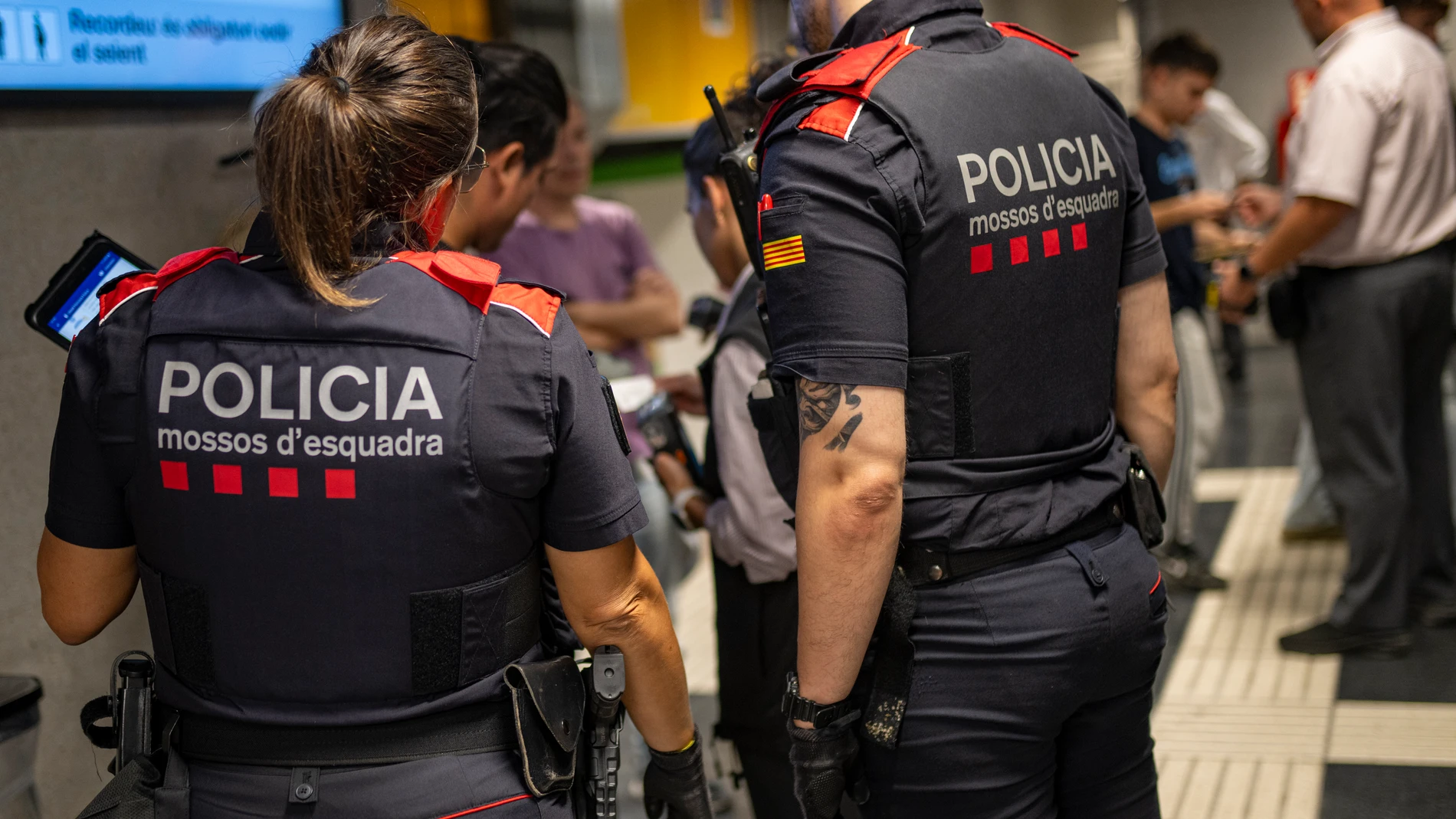 Los mossos d'esquadra realizan un patrullaje durante las fiestas de la Mercè, a 27 de septiembre de 2025, en Barcelona, Catalunya (España). Esta festividad rinde homenaje a la Mercè, patrona de la ciudad de Barcelona, y se lleva celebrando desde 1868, cuando se empezaron a celebrar fiestas religiosas y populares en honor de la Virgen de la Mercè. Lorena Sopêna / Europa Press 27/09/2025