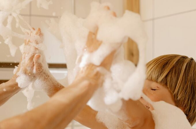 Niños jugando en la bañera