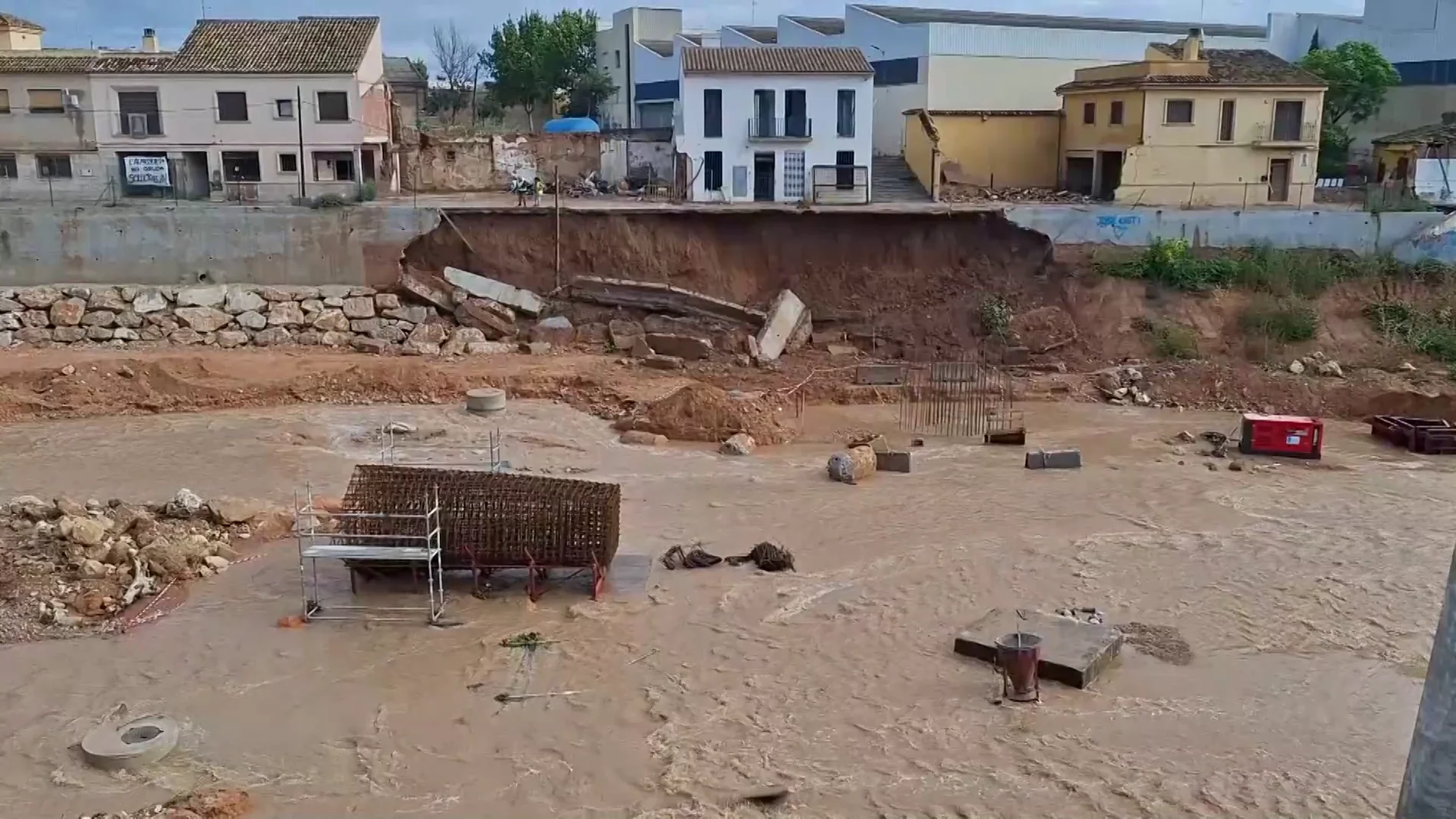 Imágenes del muro de contención derrumbado en Picanya (Valencia) por las lluvias
