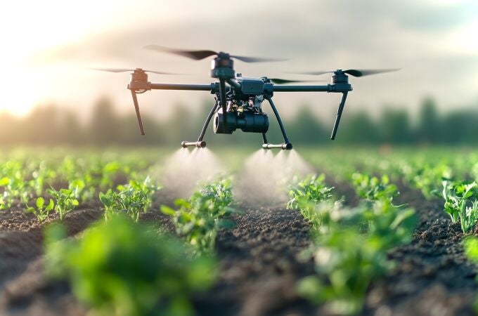 Drones para la agricultura. Dron pulveriza un cultivo
