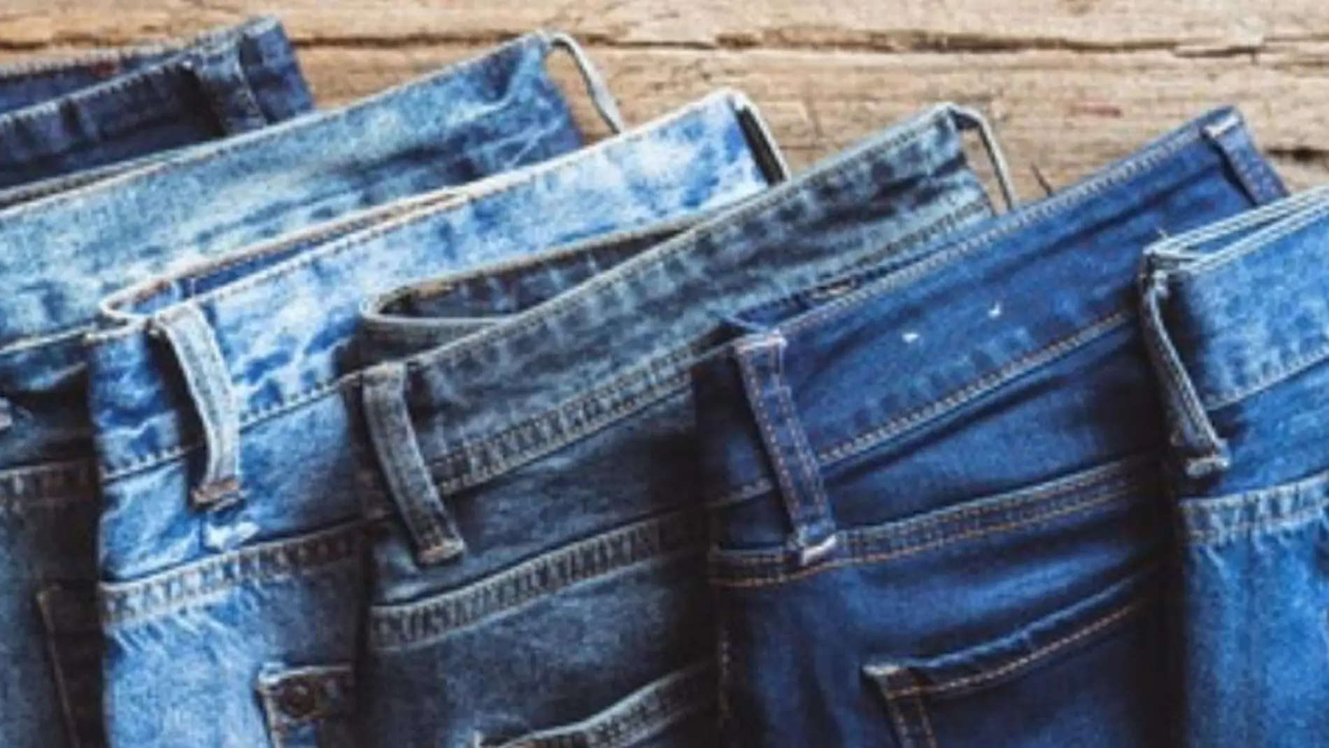 Tres pantalones que todo hombre +40 debería tener en su armario