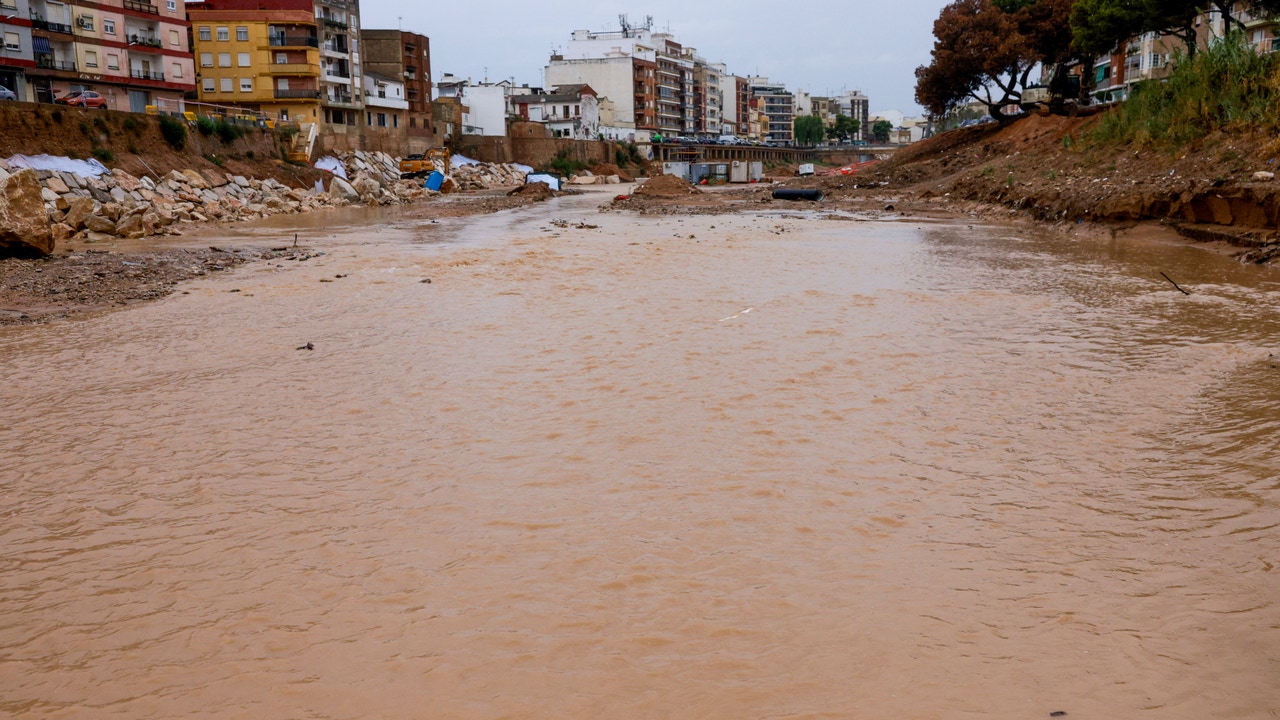 Las consecuencias de las fuertes lluvias: Una vivienda colapsa en Castellar (Valencia), retrasos en los trenes y retenciones de tráfico