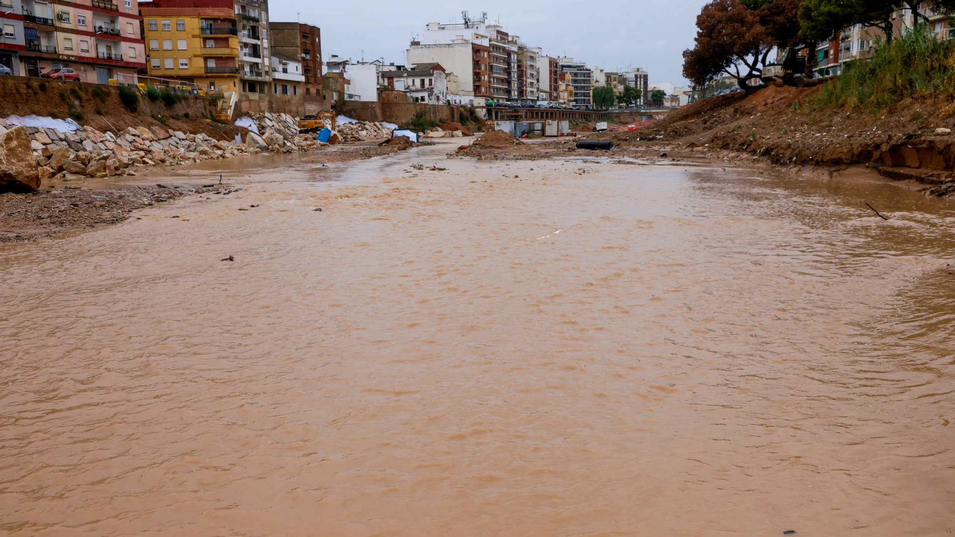 PAIPORTA (VALENCIA), 30/09/2025.- Vista del barranco del Poyo, en la localidad de Paiporta, este martes. La Comunitat Valenciana deja atrás este martes las alertas roja y naranja por lluvias torrenciales pero sigue afectada por avisos amarillos hasta mediodía, que suspenden clases en algunos municipios y otras actividades, mientras se hace un balance de los daños ocasionados por las fuertes precipitaciones- EFE/ Kai Forsterling