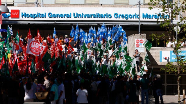 Concentración de sanitarios en protesta a las puertas del Hospital Gregorio Marañon.