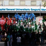 Concentración de sanitarios en protesta a las puertas del Hospital Gregorio Marañon.