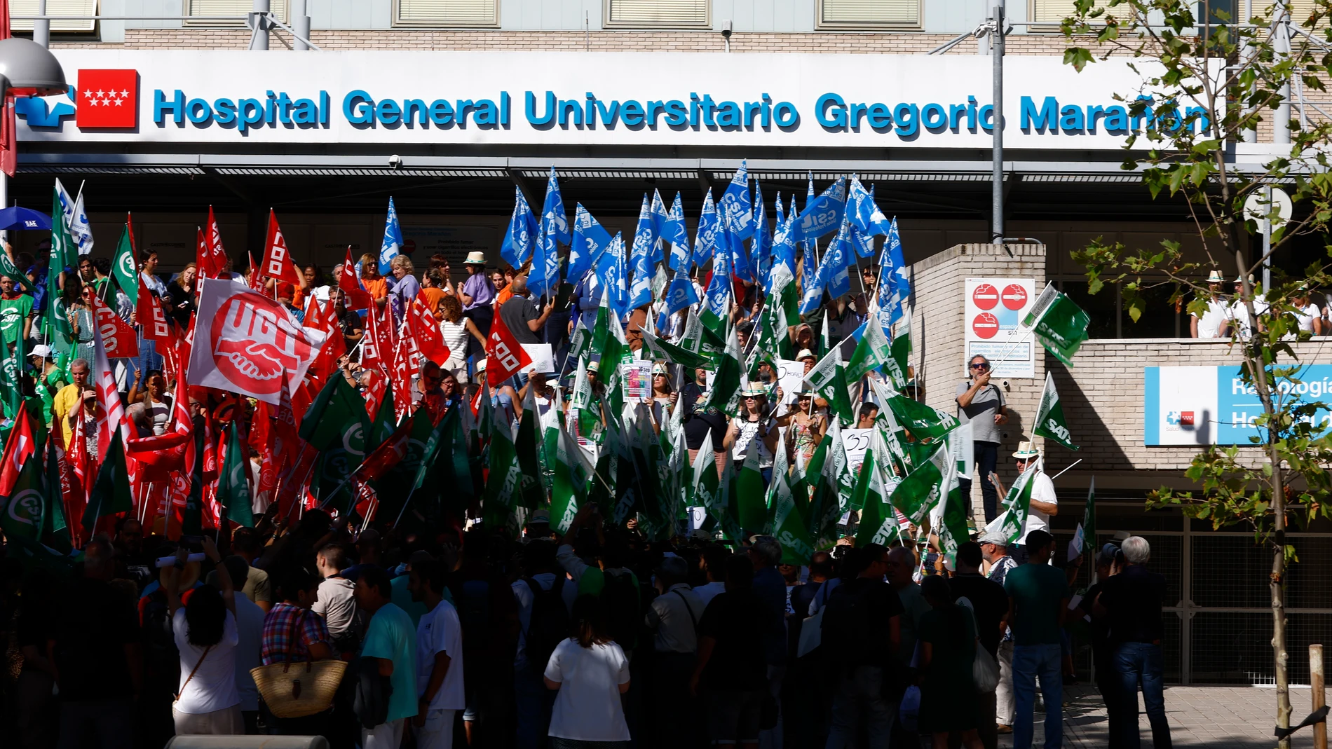 Concentración de sanitarios en protesta a las puertas del Hospital Gregorio Marañon.