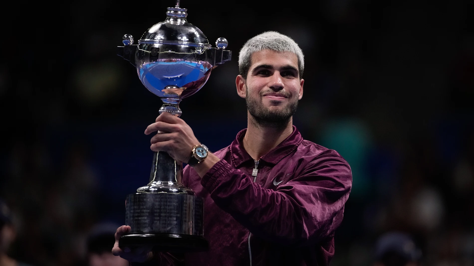 Winner Spain's Carlos Alcaraz, poses with the trophy after the men's final match against United States' Taylor Fritz at the Tokyo ATP 500 tennis tournament at Ariake Coliseum, in Tokyo, Japan, Tuesday, Sept. 30, 2025. (AP Photo/Louise Delmotte)