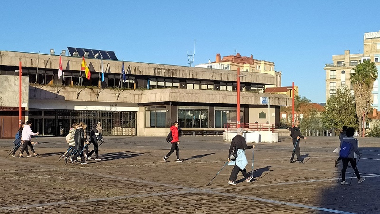 Caminar con bastones, una terapia inesperada para mujeres que superaron un cáncer de mama