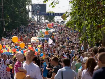 Multitud de personas en una pasarela Multitud de personas en una pasarela