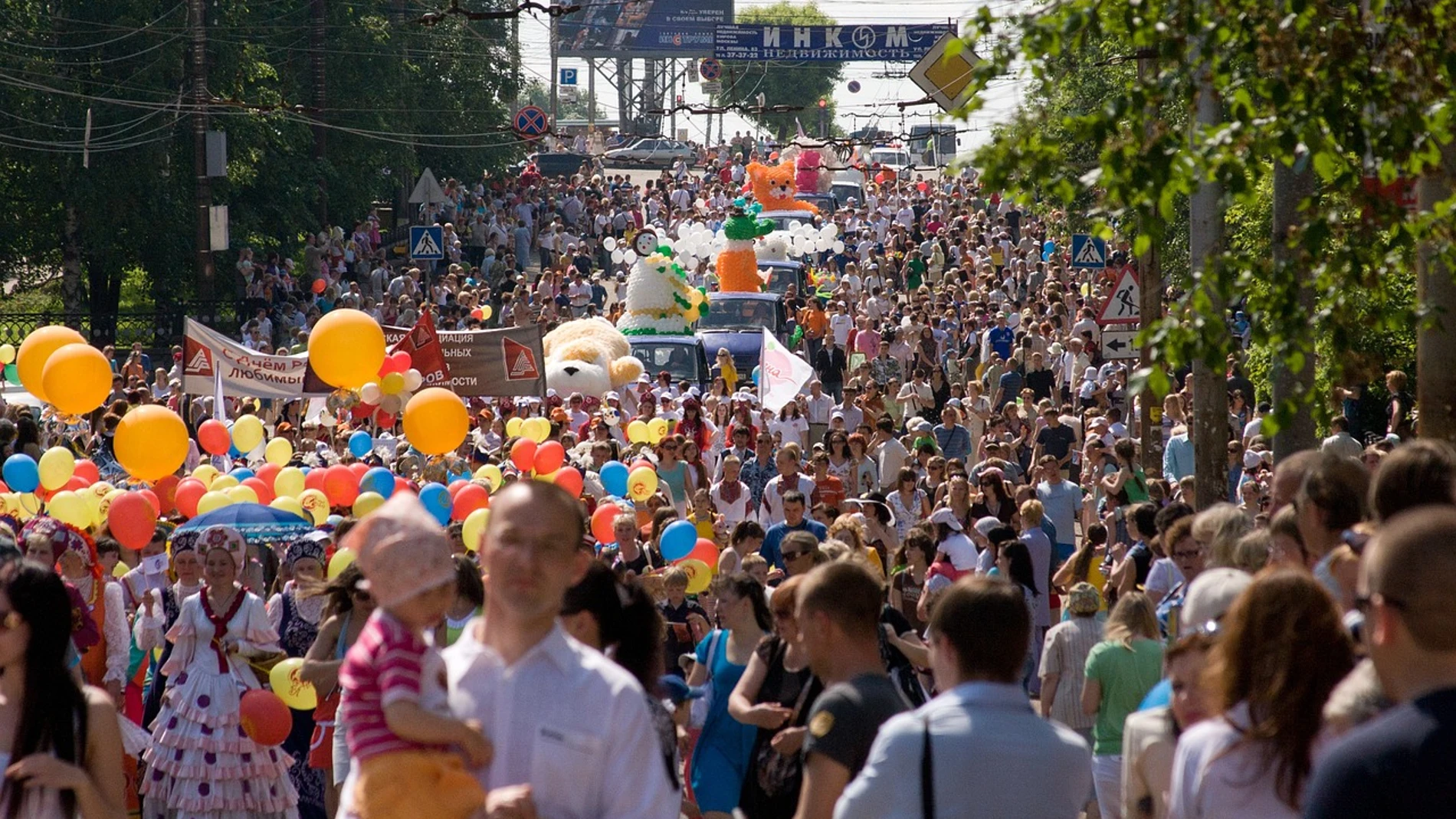 Multitud de personas en una pasarela